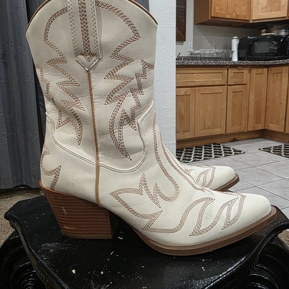 Forever 21 Cream Western Heeled Boots - Picture 3 of 6